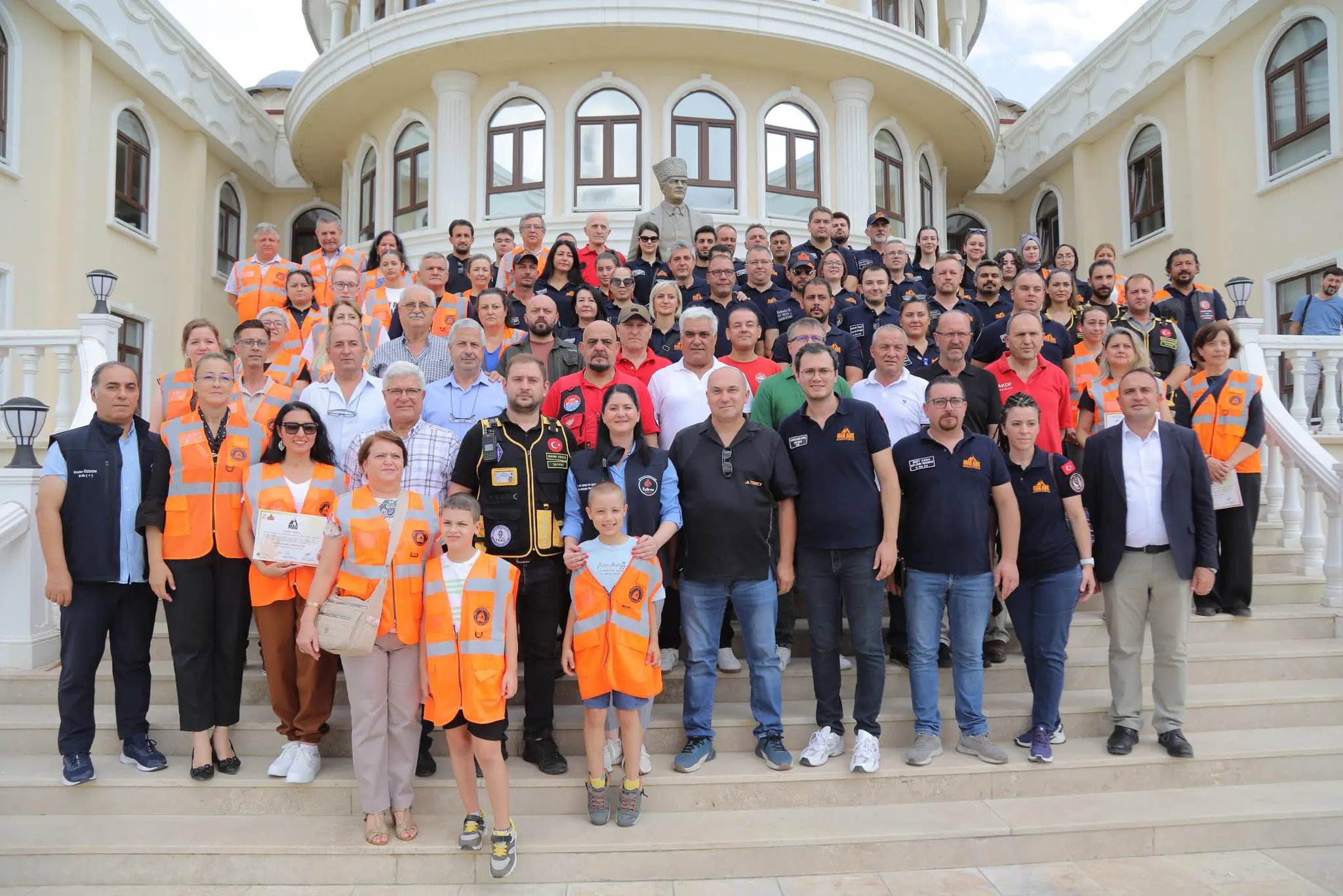 EDİRNE BELEDİYESİ’NDEN 17 AĞUSTOS MARMARA DEPREMİ’NİN 26. YILINDA ANMA PROGRAMI galeri görseli